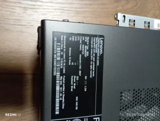 Ordenador de sobremesa Lenovo plateado