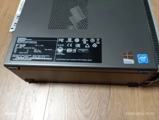 Ordenador de sobremesa Lenovo plateado