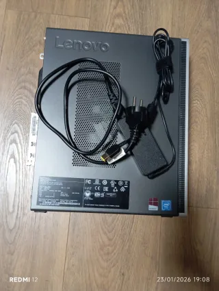 Ordenador de sobremesa Lenovo plateado