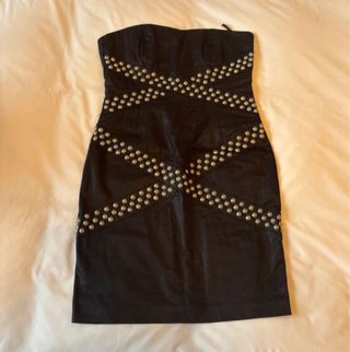 Vestido Negro con Tachuelas y Cremallera Rota