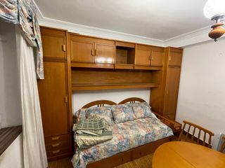 Armario de madera con almacenaje y doble cama nido