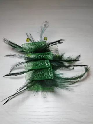Tocado/Peineta Verde Esmeralda con Plumas