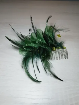 Tocado/Peineta Verde Esmeralda con Plumas