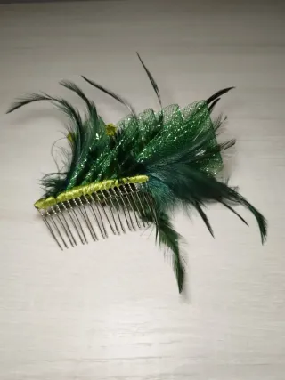 Tocado/Peineta Verde Esmeralda con Plumas
