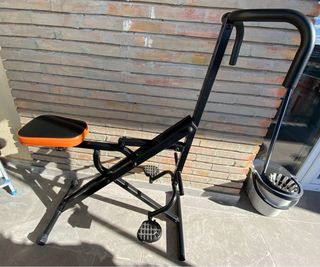 Máquina de ejercicio aeróbico y de musculación.