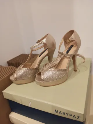 Sandalias de tacón y plataforma doradas