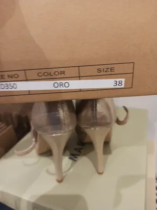 Sandalias de tacón y plataforma doradas