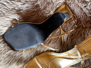 Sandalias Zara Doradas tacón