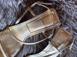 Sandalias Zara Doradas tacón