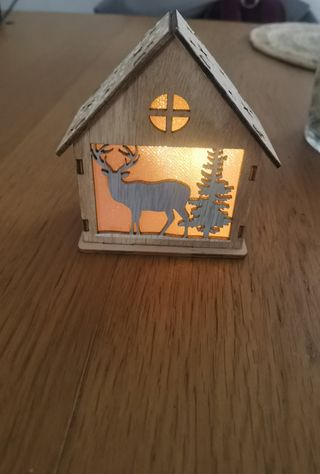 Casita de Navidad de madera iluminada