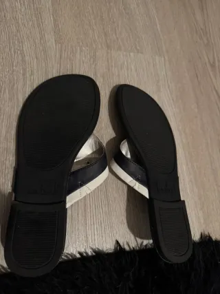 Sandalias Nautica planas negras y blancas