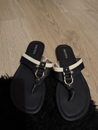 Sandalias Nautica planas negras y blancas
