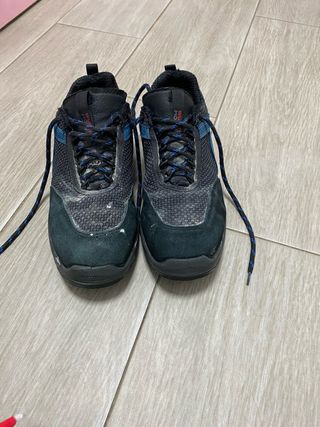 Zapatos de seguridad negros y azules