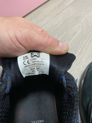 Zapatos de seguridad negros y azules