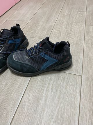 Zapatos de seguridad negros y azules