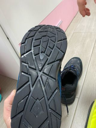 Zapatos de seguridad negros y azules