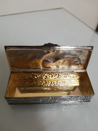 Cajita antigua de plata decorada