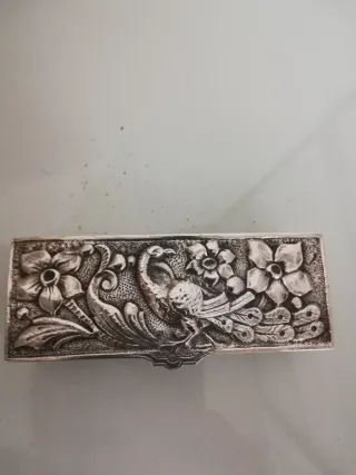 Cajita antigua de plata decorada
