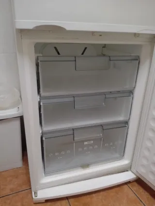 Nevera blanca. Balay no Frost. No funciona.