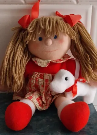 Muñeca de tela con vestido rojo y accesorio