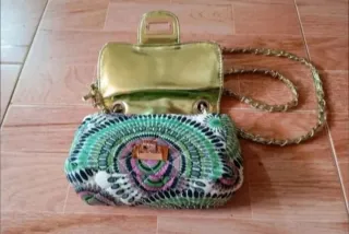 Bolso tela semi-acolchada múltiples tonos verdes.