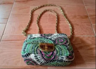 Bolso tela semi-acolchada múltiples tonos verdes.