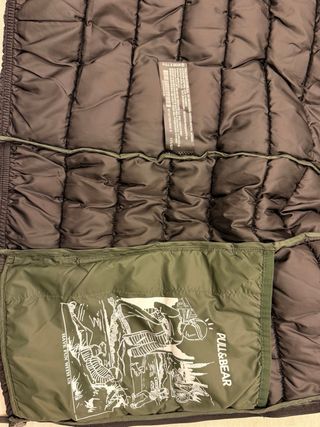 Cazadora acolchada Pull and Bear negra