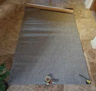 Tres alfombras grises de tela