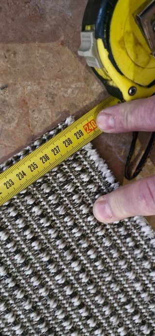 Tres alfombras grises de tela