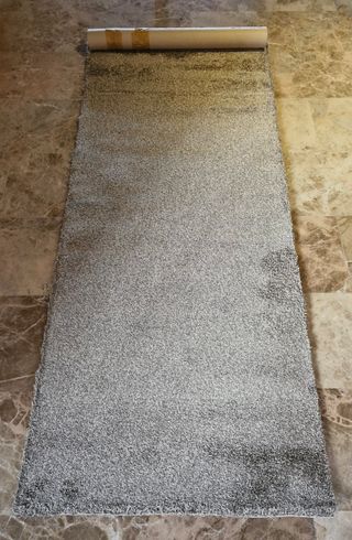 Tres alfombras grises de tela