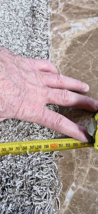 Tres alfombras grises de tela