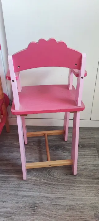 Trona para muñecos rosa con mariposa