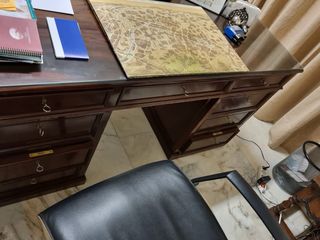 Mesa y silla de despacho en madera nogal y piel