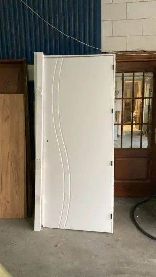 Puerta blanca modelo curva