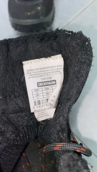 Botas de montaña negras y naranjas