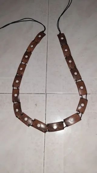 Cinturón de madera con cordón negro.