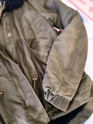Abrigo verde con capucha de pelo Talla S