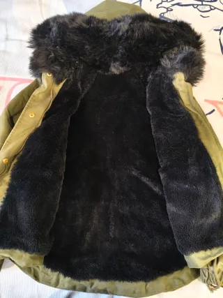 Abrigo verde con capucha de pelo Talla S