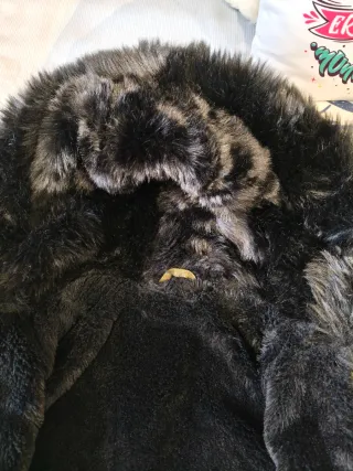 Abrigo verde con capucha de pelo Talla S