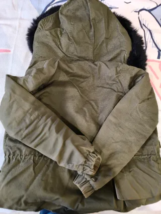 Abrigo verde con capucha de pelo Talla S