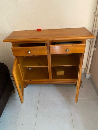 Mesa de madera con 4 sillas y aparador