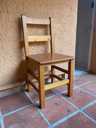 Mesa de madera con 4 sillas y aparador