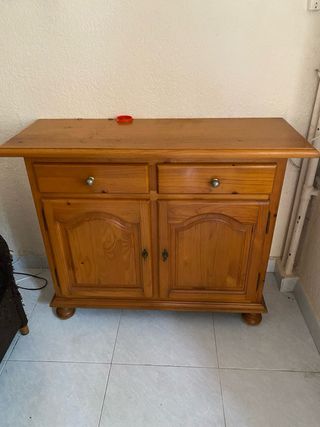Mesa de madera con 4 sillas y aparador