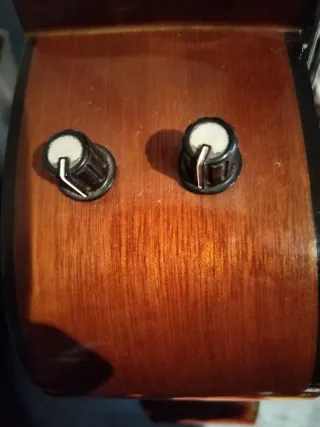 Guitarra acústica y afinador