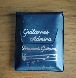 Guitarra acústica y afinador
