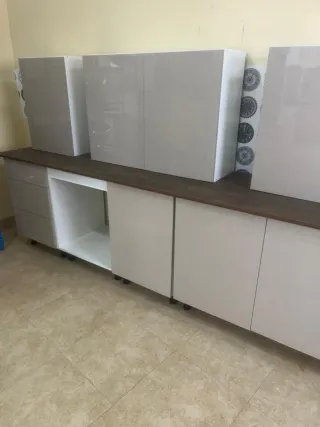 Módulos de cocina blancos y marrones