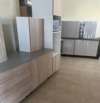 Módulos de cocina blancos y marrones