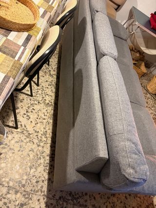 Sofá gris de tela.