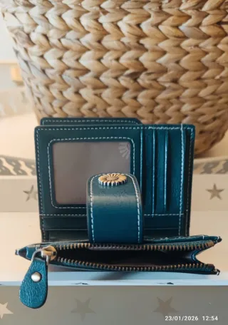 Cartera verde azulado con flor