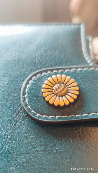 Cartera verde azulado con flor